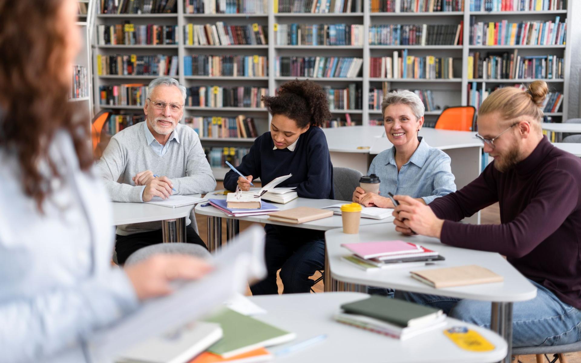 mehrere Personen in einer Bücherei